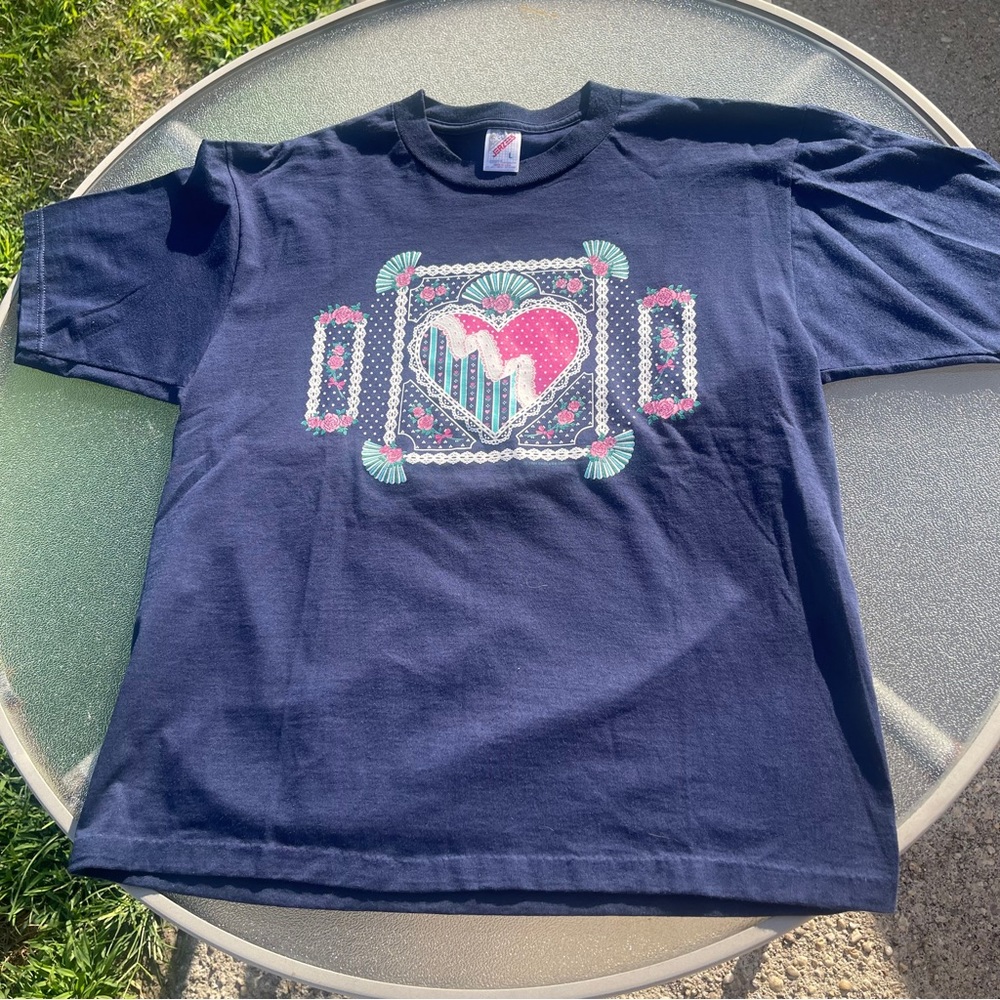 Vintage jerzees Made in USA double stitch embroidered detailing